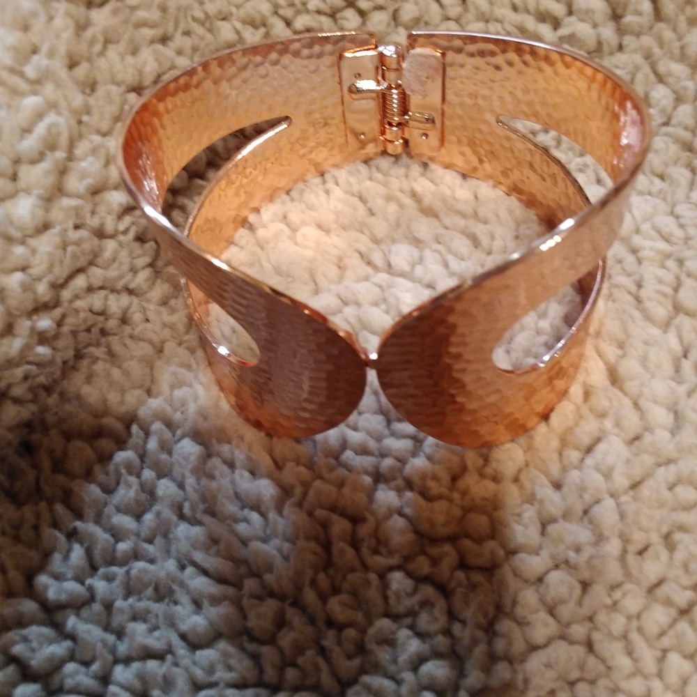 Cuff bracelet - Picture 2 of 4